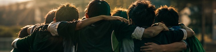 肩を組んで円陣を組む選手たちの後ろ姿